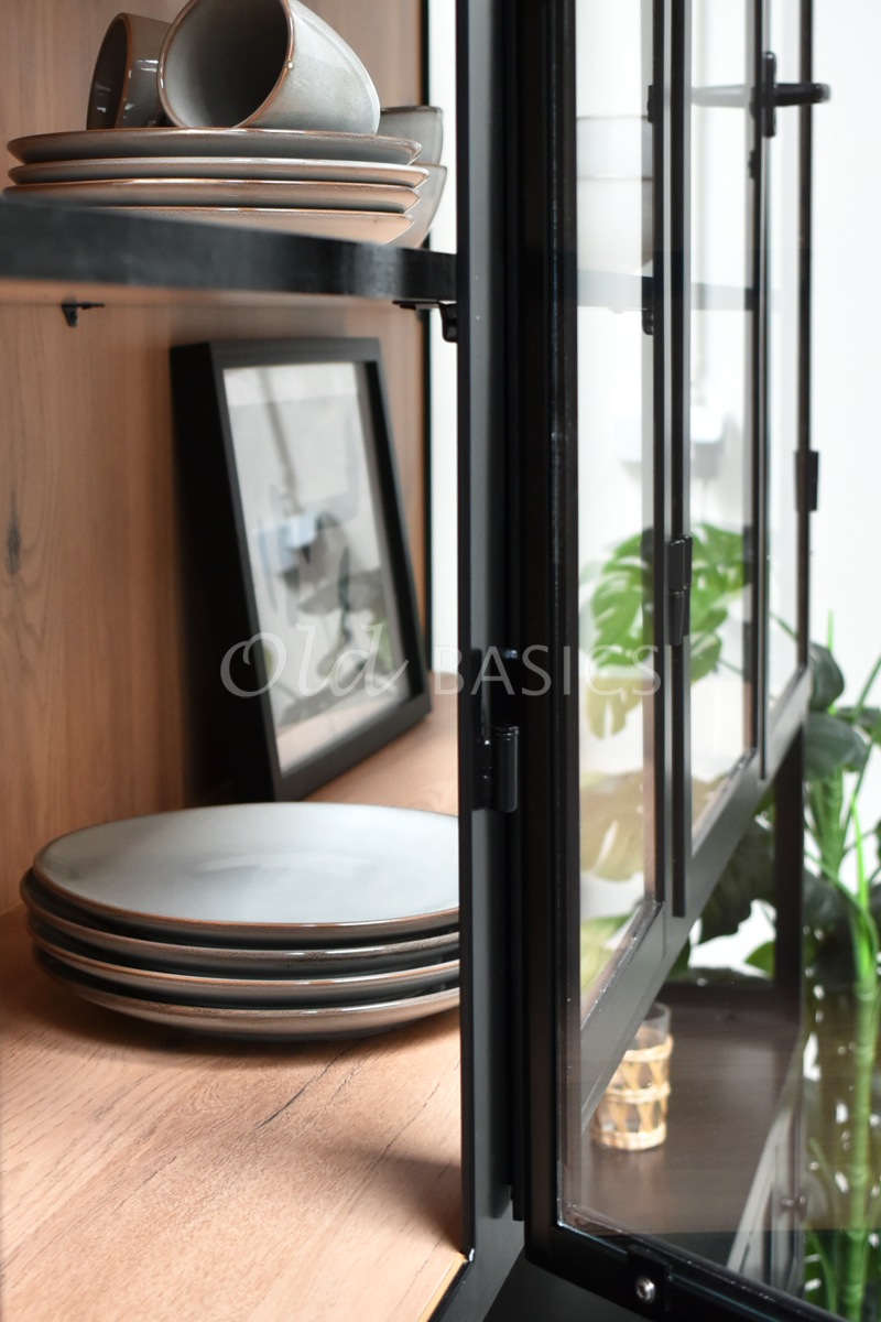 Detail van Apothekerskast Fio  Oak LED, 5 deuren, RAL9005, zwart, materiaal staal